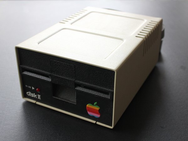 کالبدشکافی و ارتقای درایو فلاپی Apple Disk II: پیوند نوستالژی با تکنولوژی مدرن